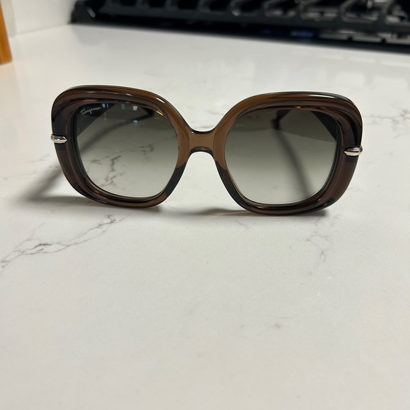 Ferragamo oversized round tortoiseshell sunglasses - Picture 4 of 8